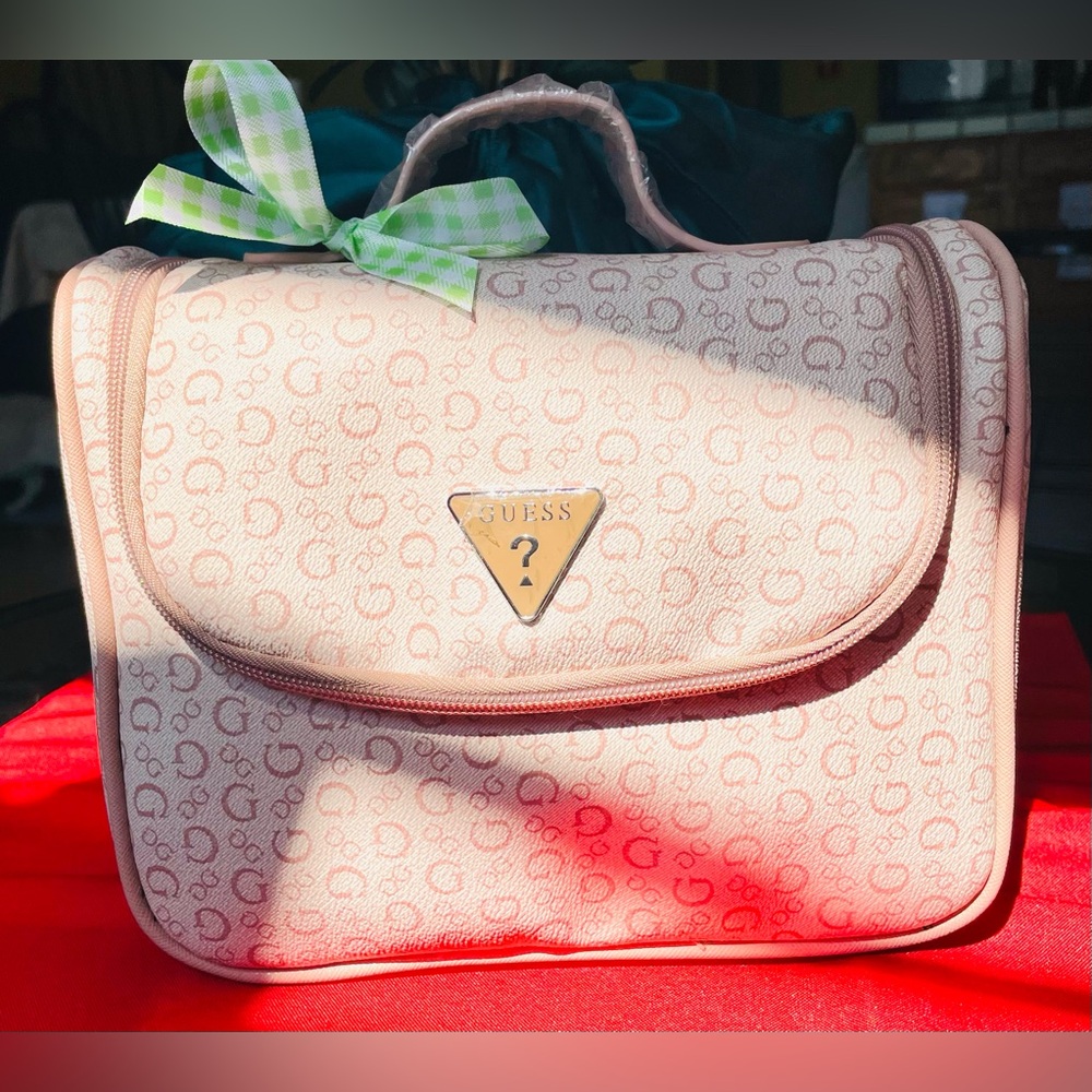 Guess cosmetic bag ❤️